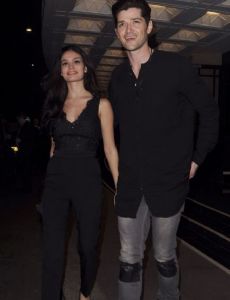    Danny O’Donoghue con alegre, Novia Janine Tugonon 