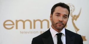 Who is Jeremy Piven dating? Jeremy Piven girlfriend, wife