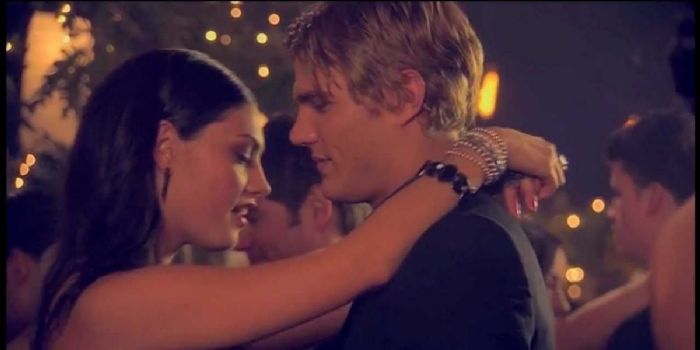 Chris Zylka and Phoebe Tonkin