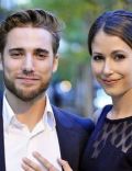 Amanda Crew and Dustin Milligan