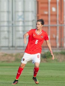 Jennifer Klein (footballer)