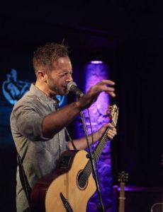 Shaun Bartlett (singer)
