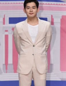 Jang Jin-young (singer)