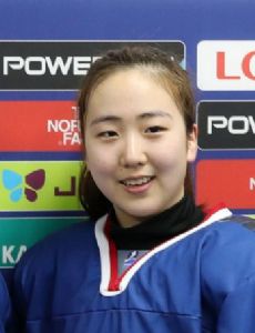 Choi Yu-jung (ice hockey)