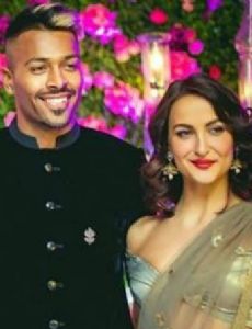 Elli Avram and Hardik Pandya