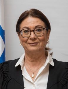 Esther Hayut