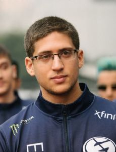 Fly (Dota player)