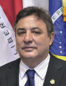 Zezé Perrella