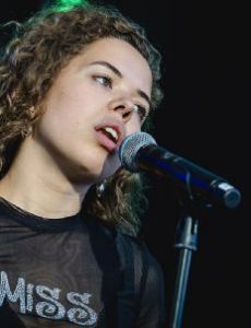 Nilüfer Yanya