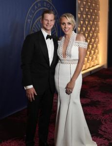 Steve Smith (cricketer born 1989) and Dani Willis Smith