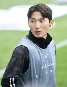 Lee Si-Young