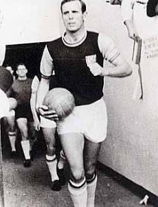 John Dick (footballer born 1930)