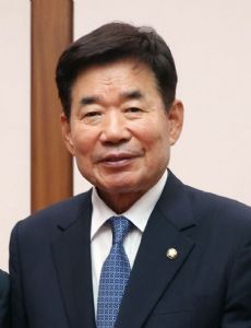 Kim Jin-pyo (politician)