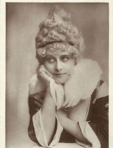 Carola Toelle