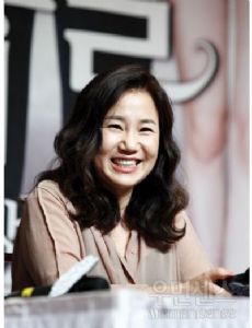 Kim Eun-jung (writer)