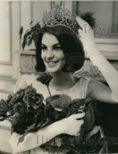 Alanna Davis (Hostess)