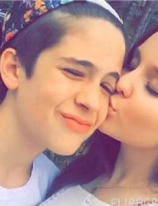 João Guilherme Ávila and Larissa Manoela