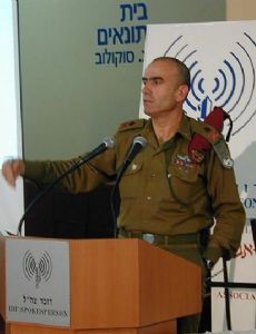 Yom-Tov Samia