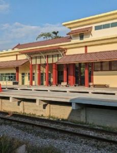 Pak Tho railway station