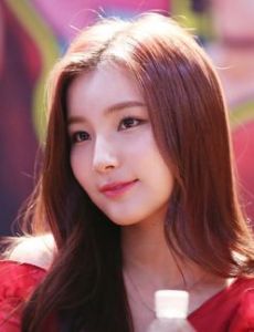 Kim So-hee (singer, born 1999)