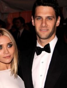 Justin Bartha and Ashley Olson